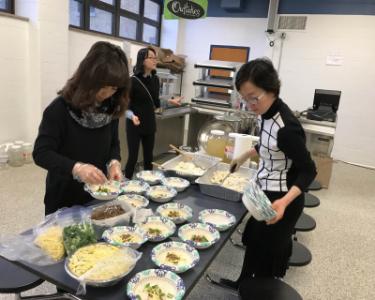 어머니들의 떡국 준비